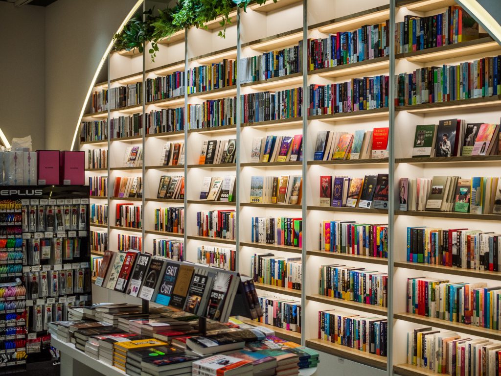 ספרי איתן בראשון לציון מבחר רחב של ספרי קריאה, ספרי ילדים וספרי לימוד חדשים ומשומשים. מגוון גדול של כלי כתיבה וציוד משרדי, המתאים לתלמידים, סטודנטים, אנשי מקצוע